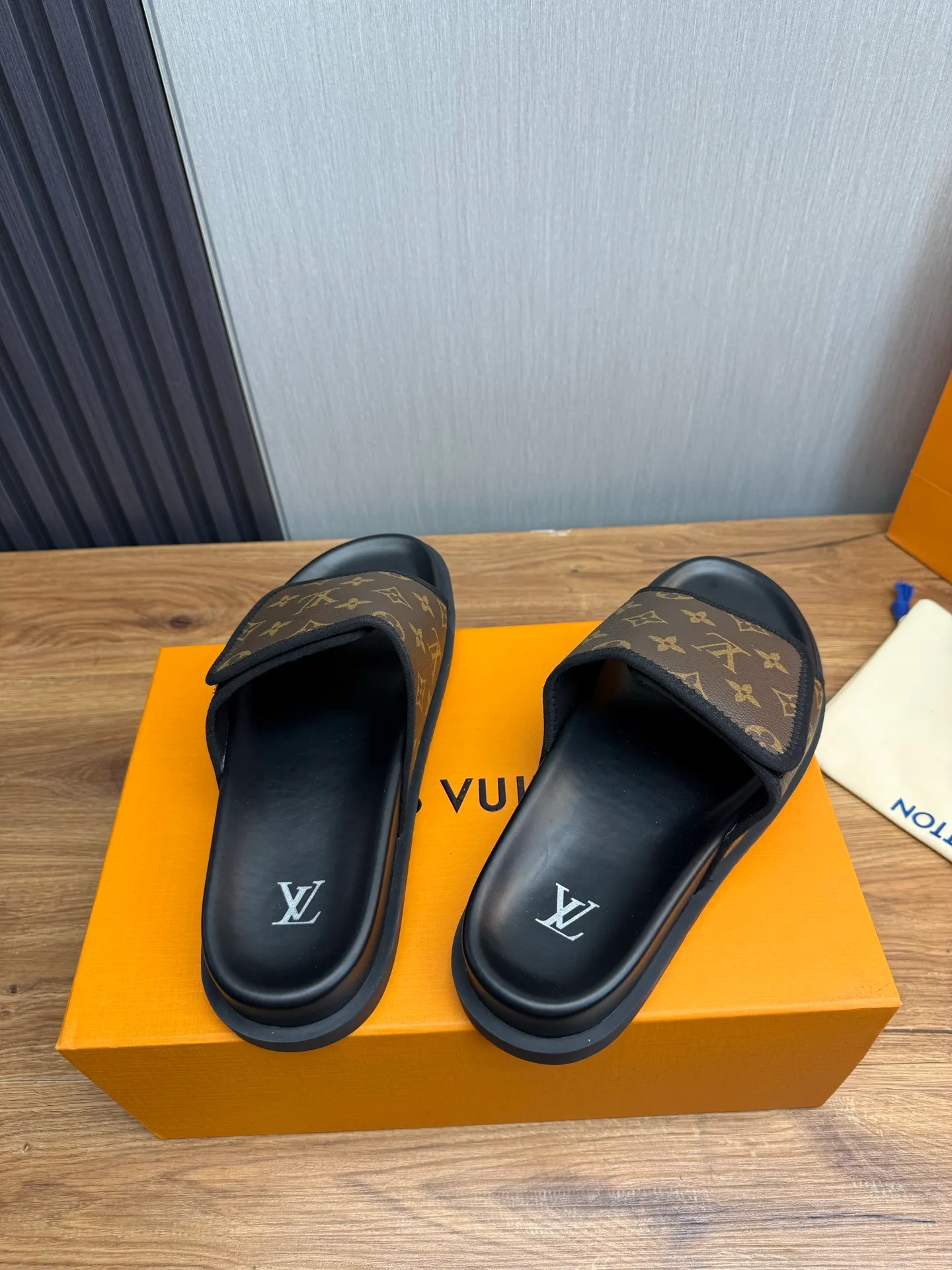 Men's shoes 💰340💰 ▪️LV's popular Little Red Book popular slippers hot sale: 1 shipment✅ Super textured and comfortable slippers, original TPU outsole. Authentic counter box drawer box packaging 🎁Size 38-45